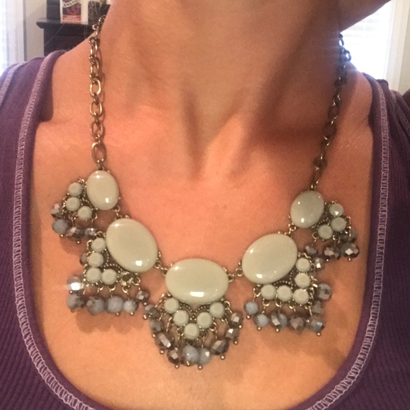 Pretty chunky necklace! Grey purple flower design - Picture 2 of 2